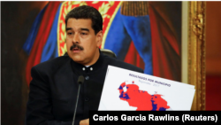 El presidente de Venezuela, Nicolás Maduro, sostiene un mapa de Venezuela durante una conferencia de prensa en el Palacio de Miraflores en Caracas, Venezuela, el 17 de octubre de 2017.