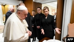 El papa Francisco conversa con la primera dama de Ucrania, Olena Zelenska, en el Vaticano, el 20 de noviembre de 2024. (AFP/Medios del Vaticano)