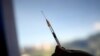 Un trabajador de la salud prepara una dosis de la vacuna Sputnik V en un centro de vacunación instalado en el estacionamiento del Instituto de Previsión Social de las Fuerzas Armadas (IPSFA) en Caracas, el 7 de junio de 2021.