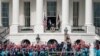 Trump lidera "protesta pacífica" en la Casa Blanca, recibe certificación médica para dejar aislamiento