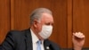 El representante estadounidense Albio Sires habla en una conferencia de prensa en el Aeropuerto Internacional Newark Liberty, Nueva Jersey. Enero 8, 2019. [Foto: AP]