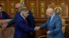 ARCHIVO - Karim Khan, fiscal de la Corte Penal Internacional (der), estrecha la mano del fiscal general venezolano Tarek William Saab después de una reunión en la Asamblea Nacional en Caracas, Venezuela, el 22 de abril de 2024. 