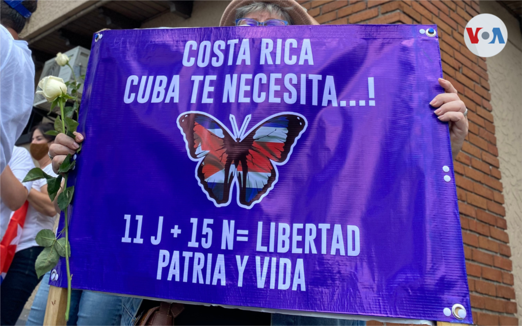 Miembros de la comunidad cubana protestan desde San Juan, Costa Rica. Noviembre 15 de 2021. Foto: Armando Gómez