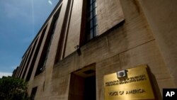 ARCHIVO - Entrada a la sede de la Voz de América en Washington DC. Junio 15 de 2020.