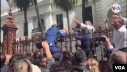 El lunes 6 de enero de 2020, el presidente interino de Venezuela, Juan Guaidó, denunció la toma militar de la sede del parlamento venezolano. Imagen tomada de video.