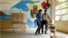 Miembros de un centro de votación en una escuela de Caracas instalan las mesas para la elección presidencial del domingo, este viernes 26 de julio de 2024.