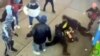 Una pelea entre migrantes y policías en Times Square causa controversia