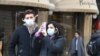 Turistas con máscaras protectoras visitan Florencia el 25 de febrero de 2020 cuando Toscana informó sus dos primeros casos de COVID-19. El nuevo coronavirus de Italia se extendió hacia el sur a Toscana y Sicilia.