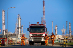 Kilang Balongan milik Pertamina. (Foto: dok). Empat tanki kilang minyak Pertamina di Balongan ini, mengalami kebakaran, Senin, 29 Maret 2021. (Foto: Courtesy/Pertamina)