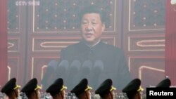 资料照：2019年10月1日中国解放军士兵站在播放习近平讲话的大荧幕前