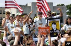 David Hogg (centro) un sobreviviente del tiroteo en la escuela secundaria Marjory Stoneman Douglas, en Parkland, Florida, se dirige a un mitin frente a la sede del fabricante de armas Smith & Wesson, el domingo 26 de agosto de 2018, en Springfield, Massachusetts. Foto: AP.