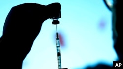 Se prepara una dosis de la vacuna Pfizer COVID-19 en el hospital Lurie Children's, el 5 de noviembre de 2021, en Chicago.