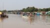 ភូមិលិចទឹករបស់ប្រជាពលរដ្ឋលើផ្ទៃទន្លេសាប ក្នុងតំបន់ឆ្នុកទ្រូ ខេត្តកំពង់ឆ្នាំង កាលពីខែមីនា ឆ្នាំ២០២០។ (ស៊ុន ណារិន/វីអូអេ)