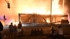 Manifestantes se reunieron cerca del tercer precinto policial en Minneapolis, Minnesota, EE.UU., para observar el incendio de un sitio después que un policía blanco fue visto en un video presionando el cuello de George Floyd, un afroamericano.