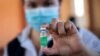 Un trabajador de salud muestra un vial de la vacuna de AstraZeneca contra el COVID-19 en un centro de vacunación en San Jacinto, al este de Guatemala, el 18 de marzo de 2021.