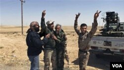 Rebeldes libios celebran en las afueras de Brega tras atacar a las fuerzas de Gadhafi, ahora el líder libio pide a Obama detener los ataques de la OTAN.