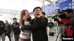 Los servicios de seguridad investigan la lista de pasajeros del vuelo MH370 tras conocer que al menos dos de ellos viajaban con pasaportes falsos.