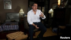El presidente electo de Guatemala, Bernardo Arévalo, habla durante una entrevista con Reuters, en su casa en la Ciudad de Guatemala, el 22 de agosto de 2023.