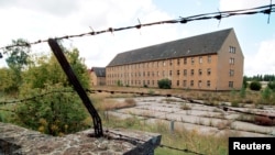 Archivo. Imagen del cuartel que albergaba formalmente a las tropas de las SS que custodiaban el campo de concentración nazi de Sachsenhausen, Alemania.