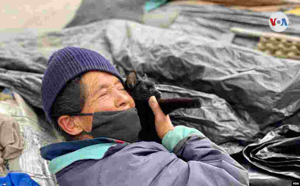 La &#39;Abuelita&#39; es una de las beneficiarias de esta fundaci&#243;n. Ella duerme en medio de bolsas y basuras, y con la compa&#241;&#237;a de Panchita, su gata.