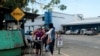 Personas afectadas con síntomas de coronavirus acuden a un hospital de Managua, Nicaragua, el 29 de abril de 2020.