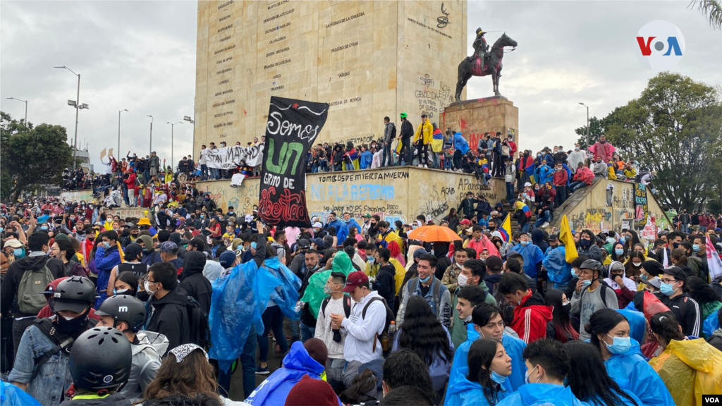 Las autoridades colombianas han señalado que grupos criminales están detrás de las marchas. Sin embargo, algunos ciudadanos han manifestado que algunas protestas también han sido pacíficas, sin ningún tipo de influencia externa.