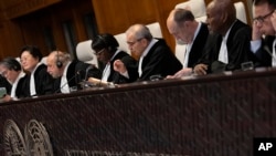 El juez presidente Nawaf Salam, hace un gesto mientras la Corte Internacional de Justicia de La Haya, abre audiencias sobre lo que los países de todo el mundo deben hacer legalmente para combatir el cambio climático, el 2 de diciembre de 2024. AP