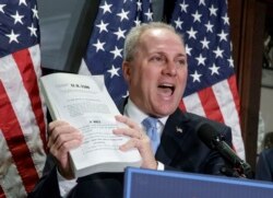 ARCHIVO- El legislador Steve Scalise, republicano por Luisiana, líder de la minoría republicana en la Cámara Baja, habla durante un evento en el Capitolio, el 8 de marzo de 2017.