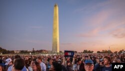 Los partidarios de la vicepresidenta estadounidense y candidata presidencial demócrata Kamala Harris se reúnen cerca del Monumento a Washington para escucharla hablar en el Elipse, justo al sur de la Casa Blanca, en Washington, DC, el 29 de octubre de 2024.