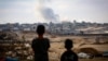 Trẻ em nhìn khói cuồn cuộn từ các cuộc tấn công của Israel ở phía đông Rafah ở phía nam Dải Gaza vào ngày 13/5/2024.