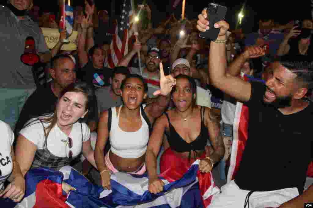 El tema musical &quot;Patria y Vida&quot;, interpretado por Descemer Bueno y el ex &quot;Orisha&quot; Youtel Romero se ha convertido en un nuevo himno para quienes piden libertad para Cuba. Calle 8, Miami, 11 de julio de 2021. Foto: Luis F. Rojas, VOA.