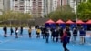 香港爆发Omicorn变种病毒社区感染，1月14日大批市民到铜锣湾维多利亚公园流动检测站，接受强制病毒检测 (美国之音/汤惠芸) 