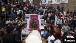 Amigos y seguidores rinden homenaje póstumo a la activista hondureña del medio ambiente Berta Cáceres, en una misa al aire libre en la parroquia Virgen de Lourdes en el pueblo de La Esperanza, en las afueras de Tegucigalpa, Honduras. Marzo 5 de 2016.