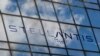 ARCHIVO - El logotipo de Stellantis se encuentra en el edificio de la empresa en Poissy, cerca de París, Francia, el 26 de febrero de 2025.