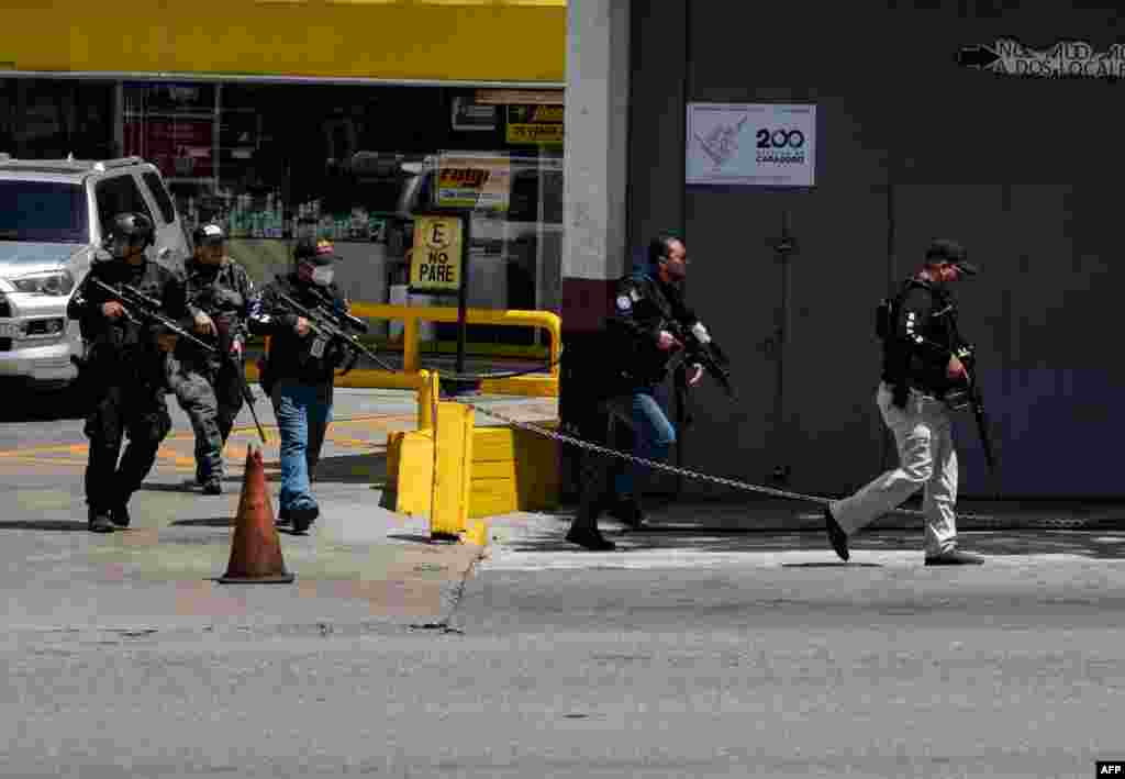 Funcionarios llegan al &#225;rea de enfrentamiento. La situaci&#243;n gener&#243; que las autoridades anunciara un nuevo operativo de &quot;protecci&#243;n&quot; y este viernes los cuerpos de seguridad &quot;permanecer&#225;n en combate&quot;. Julio, 8 2021. Foto: Yuri Cortez - AFP. 