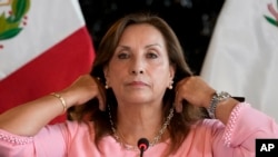 ARCHIVO - La presidenta de Perú, Dina Boluarte, se acomoda el collar durante una conferencia de prensa el 5 de abril de 2024, en el Palacio de Gobierno en Lima. 
