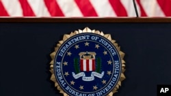 El sello del FBI en una conferencia de prensa en la sede del FBI en Washington. (Foto AP/José Luis Magaña, Archivo)
