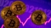 Una representación de la moneda virtual Bitcoin se ve frente a un gráfico de acciones en esta ilustración tomada el 15 de marzo de 2021.