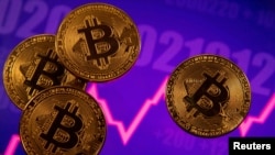 Una representación de la moneda virtual Bitcoin se ve frente a un gráfico de acciones en esta ilustración tomada el 15 de marzo de 2021.
