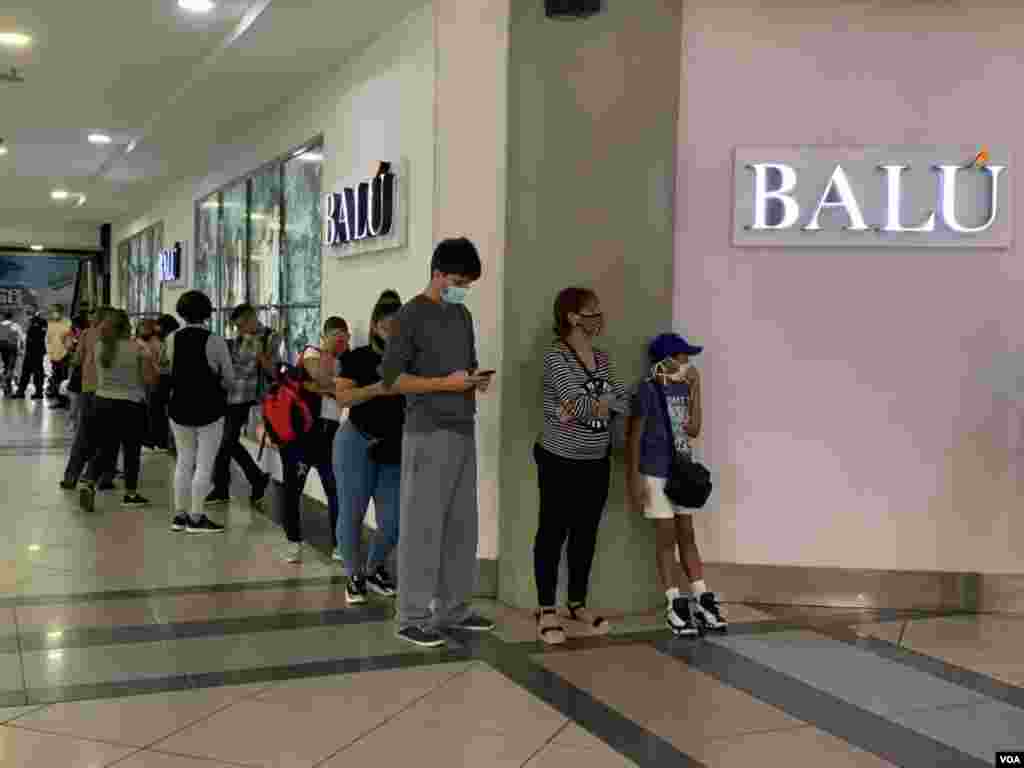 Si bien los centros comerciales en Caracas lanzaron sus ofertas para hoy, ya en el interior del pa&#237;s algunos hab&#237;an comenzado. Foto: Luisana Solano - VOA. 