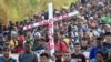 ARCHIVO - Migrantes parten de Tapachula, México, el domingo 24 de diciembre de 2023.