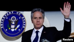 El secretario de Estado de Estados Unidos, Antony Blinken, saluda a su llegada a Abu Dabi, durante su viaje de una semana destinado a calmar las tensiones en Oriente Medio, en Emiratos Árabes Unidos, el 7 de enero de 2024.