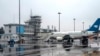 Sebuah pesawat sedang parkir di tarmac Bandara Internasional Kabul, di Kabul, Afghanistan, 27 Februari 2024. (Foto: Wakil Kohsar/AFP)