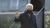 El presidente Joe Biden camina hacia la Oficina Oval de la Casa Blanca después de bajarse del Marine One, el lunes 10 de enero de 2022, en Washington.