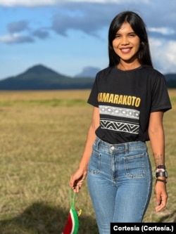 Corina Landaez luciendo una camisa con el nombre de su comunidad Pemona para darles visibilidad en redes sociales.