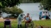 Un trabajador de salud del Departamento de Salud Indígena del Ministerio de Salud administra una segunda dosis de la vacuna COVID-19 a una mujer en la aldea Esperanca do Rio Arapiun, febrero 14 de 2021.