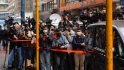 Un grupo de periodistas cubre el allanamiento del periódico digital "Stand News" en Hong Kong el 29 de diciembre de 2021.