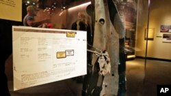 Un trozo de una camioneta alquilada y el acuerdo de alquiler que llevaron a los investigadores a dar con los musulmanes extremistas responsables del atentado del 26 de febrero de 1993.