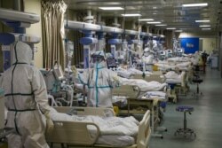 La OMS indica que las cifras más altas "no representan un cambio significativo en la trayectoria del brote", sino "un cambio en la forma en que se informan los casos".