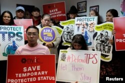 Personas reunidas durante una conferencia de prensa en la Coalición de Inmigración de Nueva York después del anuncio del presidente estadounidense Donald Trump de que pondrá fin al Estatus de Protección Temporal para inmigrantes salvadoreños en Manhattan, Nueva York. 8 de enero de 2018.